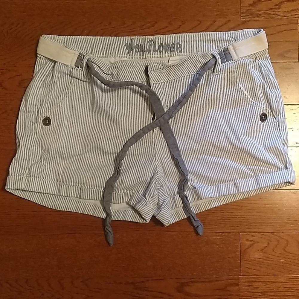 Seersucker like striped Wallflower cuffed shorts